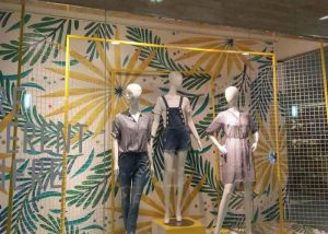 Retail window dressing props